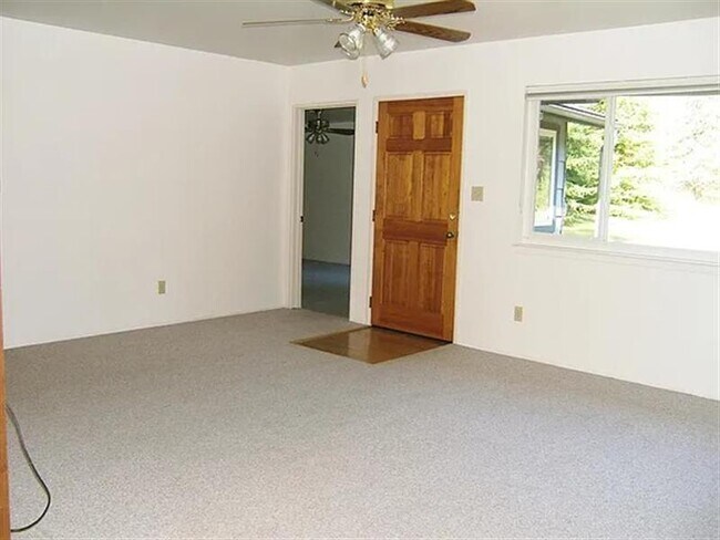 Building Photo - This Charming 3 bedroom 1 bath home