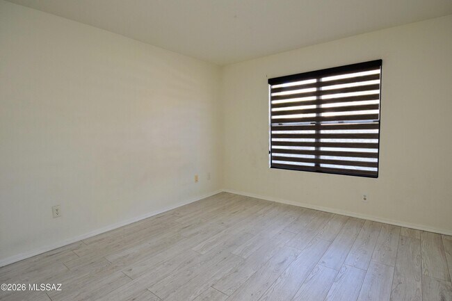 Building Photo - 5855 N Kolb Rd