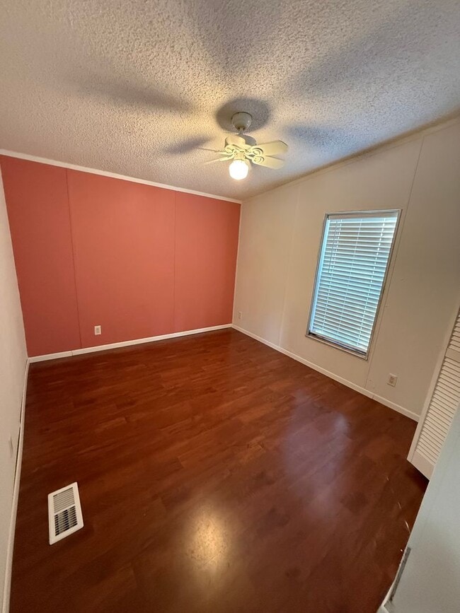 Building Photo - Counties Property on an Acre for Rent!