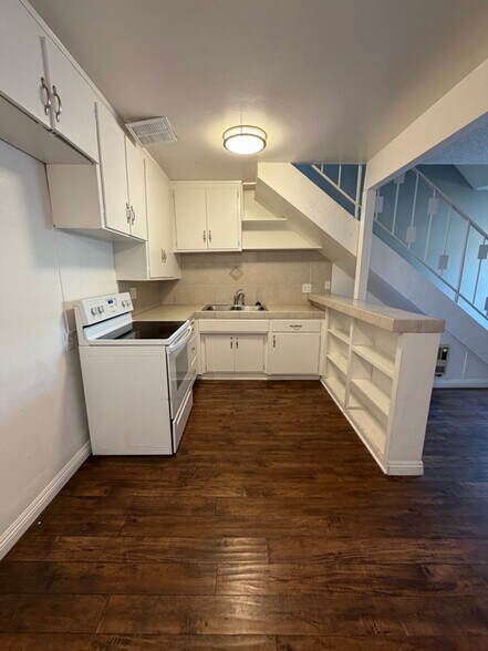 Building Photo - 444 E Rowland St