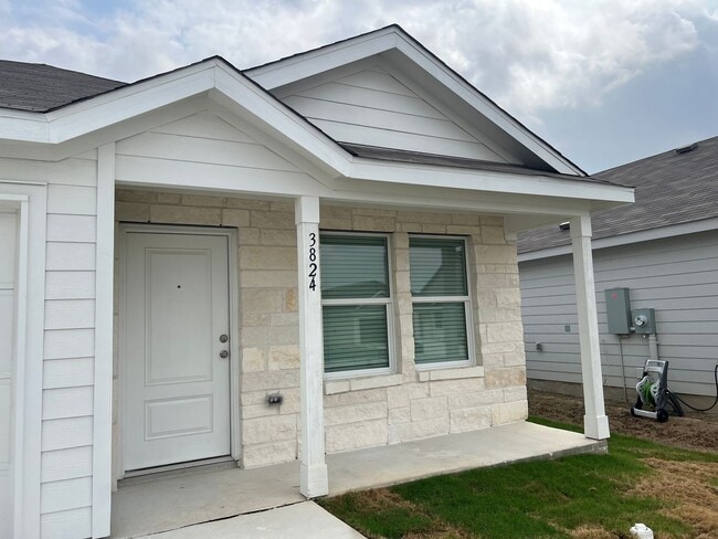 Building Photo - Great New Construction 3/2 Home In Waters Edge