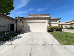 Building Photo - Wonderfully two-story single-family property