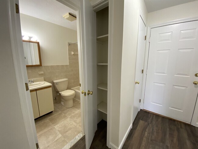 Building Photo - 385 Huse Rd