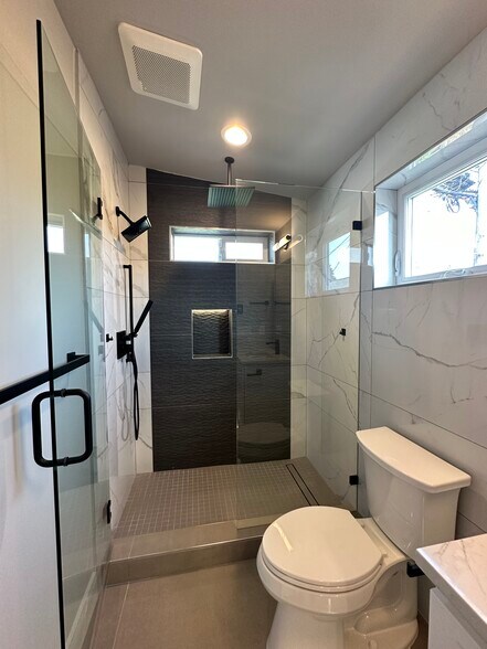 Building Photo - 5509 Brooklyn Ave NE