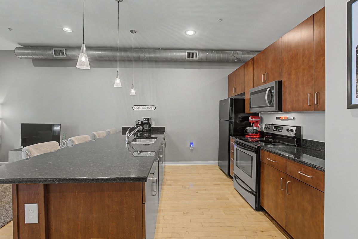 Building Photo - 437 Monroe Ave