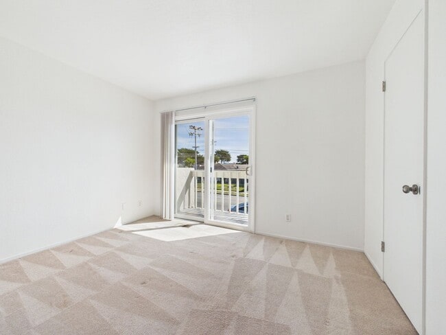 Building Photo - 2 bedroom condo in Marina available for rent