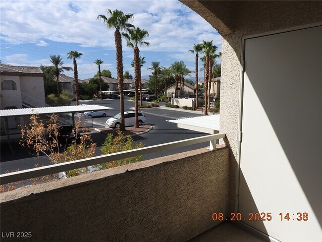 Building Photo - 3400 Cabana Dr