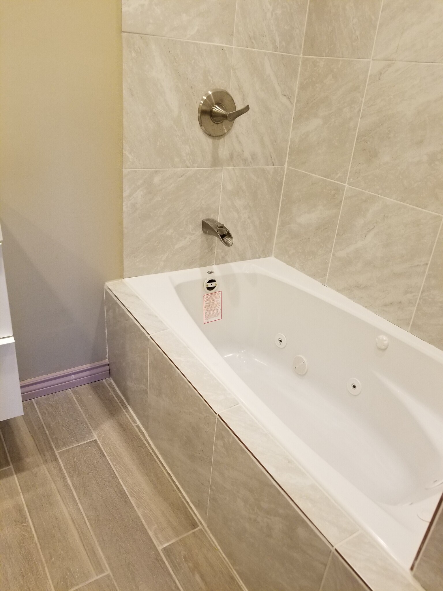 whirlpool bath and shower - 211 E 161st Pl