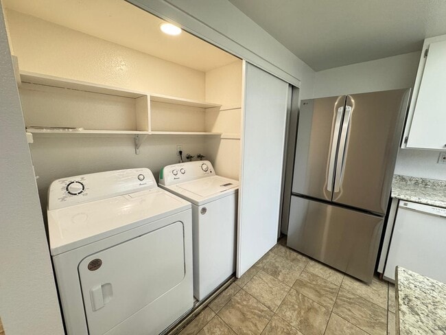 Building Photo - 1975 Olmo Way