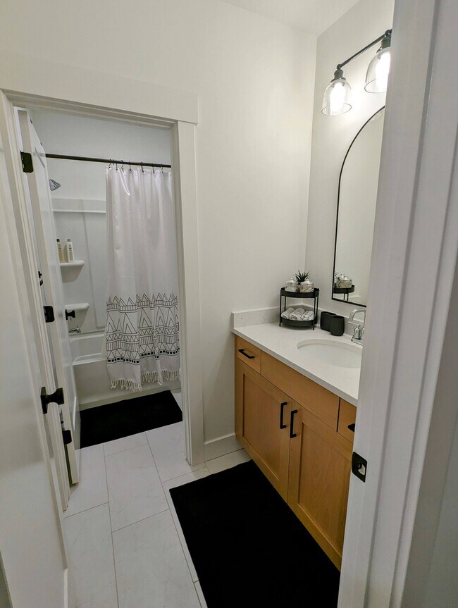 Building Photo - 134 N Welden Way