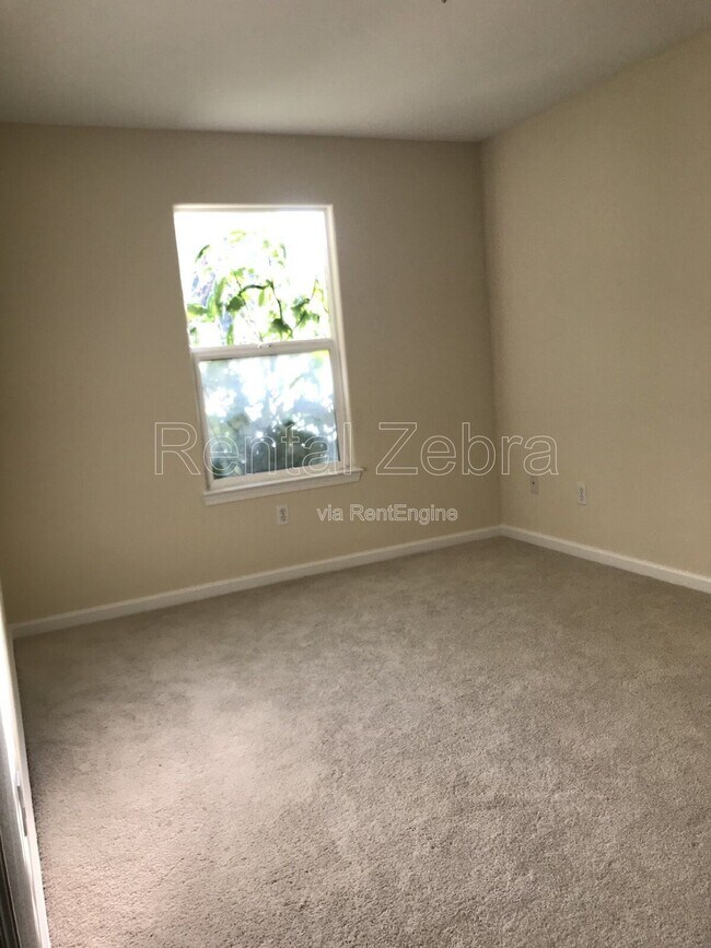 Building Photo - 2062 Red Oak Cir