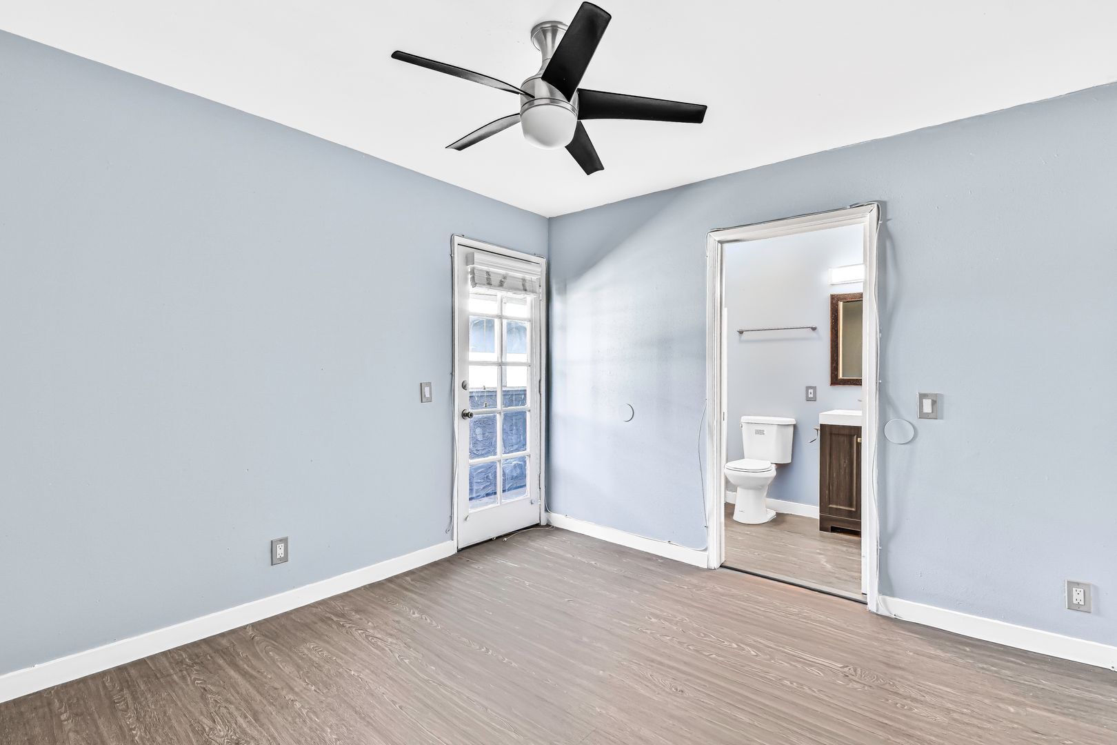 Building Photo - 533 E 11th St