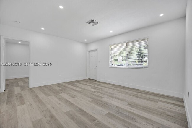Building Photo - 1401 NE 152nd St