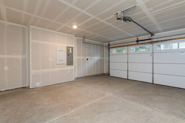 Building Photo - Modern 3 Bedroom Townhome with Designer Finishes in Lynnwood