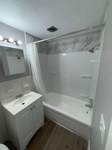 Building Photo - 13540 Superior Rd