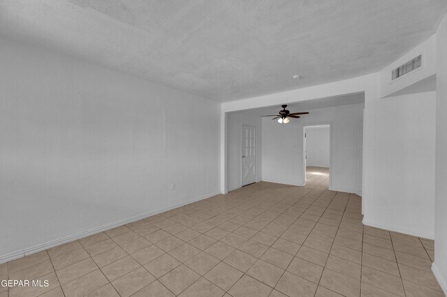 Building Photo - 4945 Sierra Madre Dr