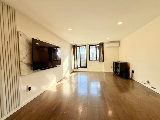 Building Photo - 205 10th St