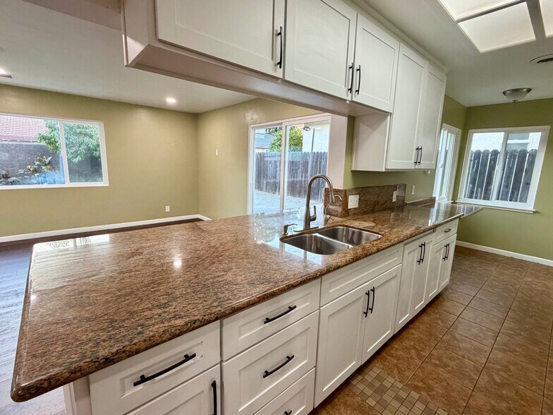 Building Photo - 1304 Louis Dr