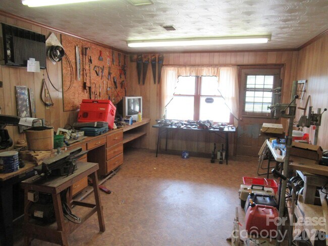 Building Photo - 1357 Beal Rd