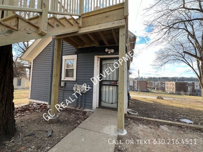 Building Photo - ***ELGIN 1 BDRM - 1 BTH / APPL INCLUDED / ...