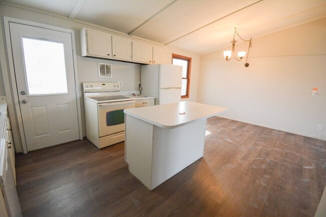 Building Photo - Terrific 3 bedroom home with large fenced yard!