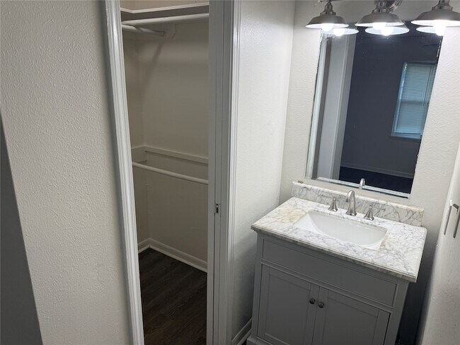 Building Photo - 1309 Velma St