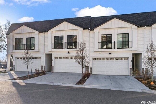 Building Photo - BEAUTIFUL TOWNHOUSE W 2 CAR GARAGE ATTACHED