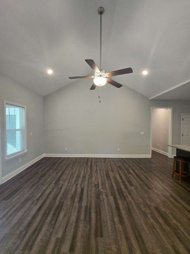Building Photo - Charming 3-Bedroom Retreat Near Hamilton P...