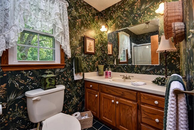 Building Photo - 1304 W Parkview St