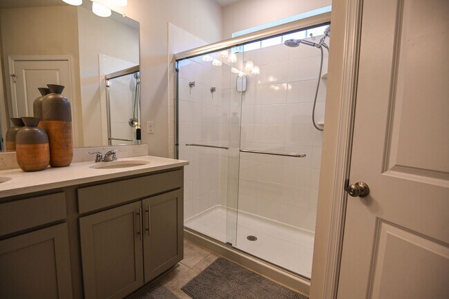 Building Photo - 2047 Hinshaw Dr