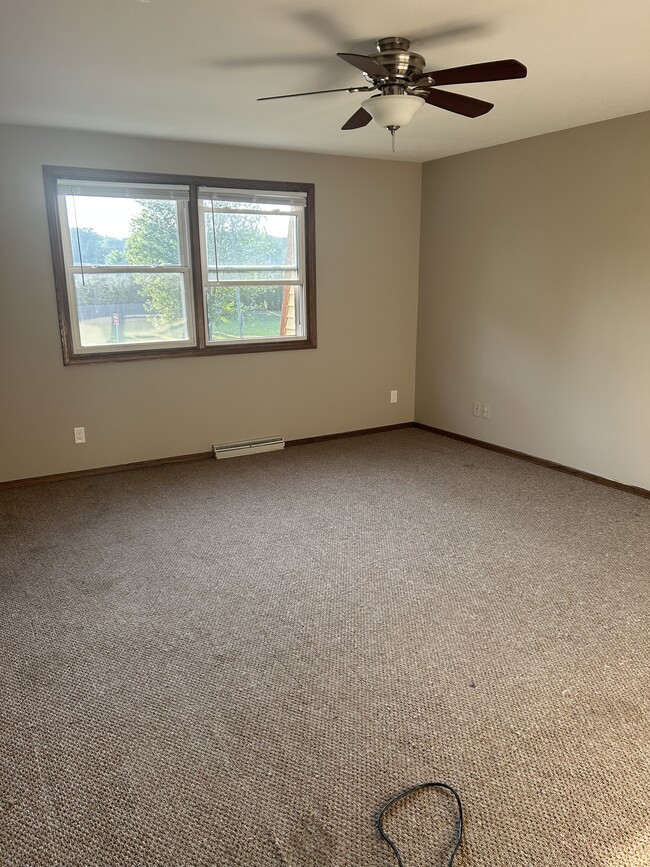 Building Photo - 2191 Packerland Dr