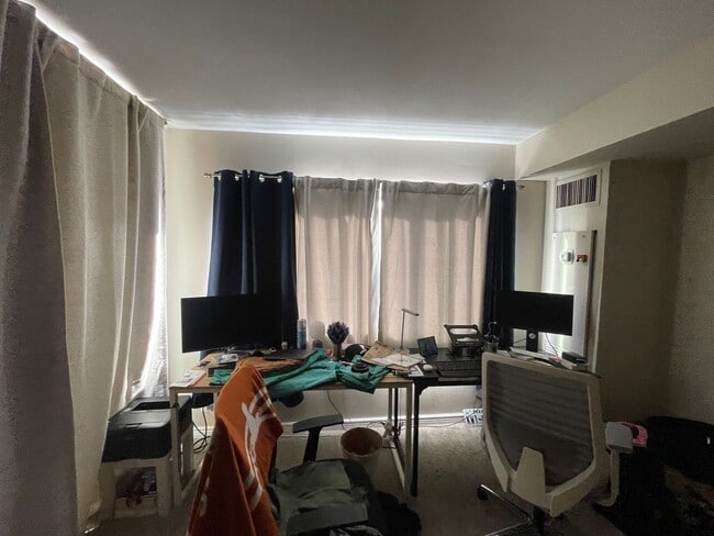 Building Photo - Location is as Good as it Gets!