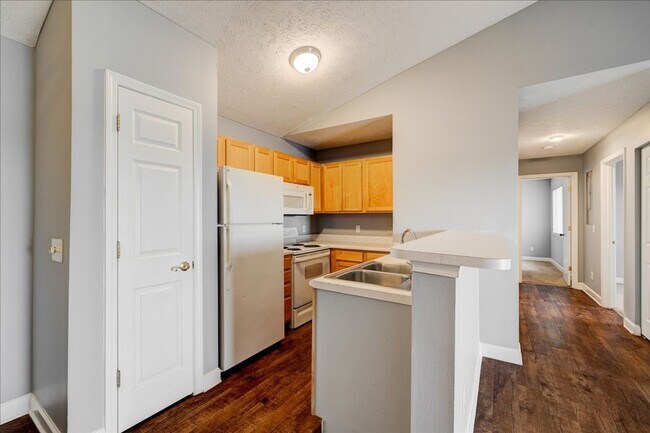 Building Photo - 3 bedroom 2 Bath Large Apartment Home $1,569/mo Rent