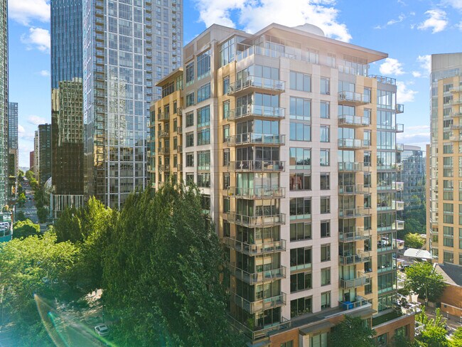 Building Photo - 910 Lenora St