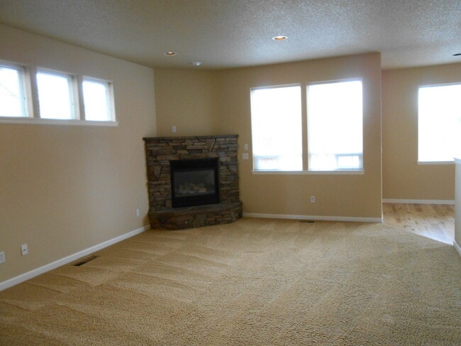 Building Photo - VIDEOTOUR: Stunning Home with Lots of Spac...