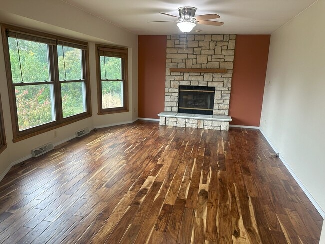 Building Photo - For Rent: Spacious 3 Bedroom, 2.5 Bath Sin...