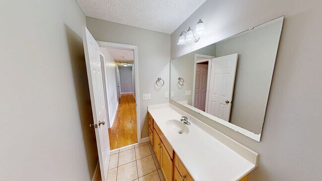 Building Photo - Open Floor Plan with Fenced Back Yard in L...