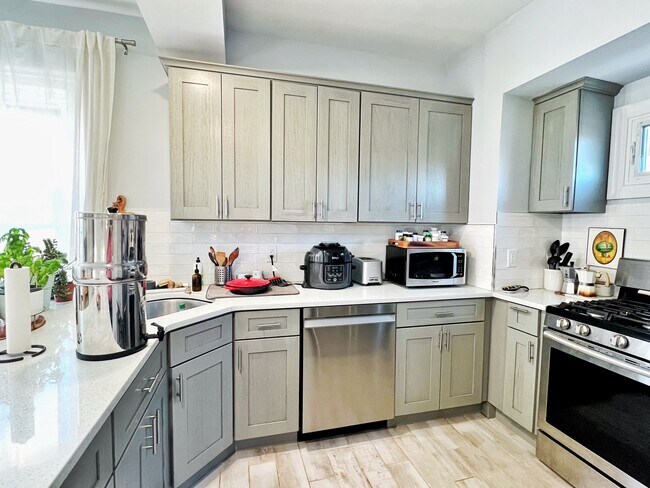 Building Photo - 70 Grove St