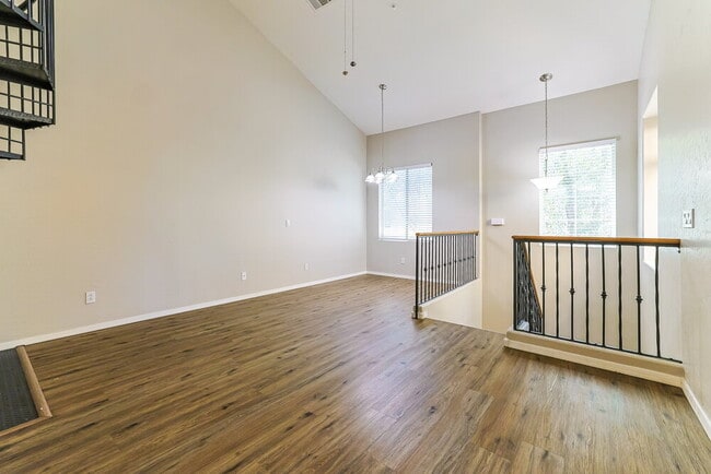 Building Photo - 163 W Tremaine Ct