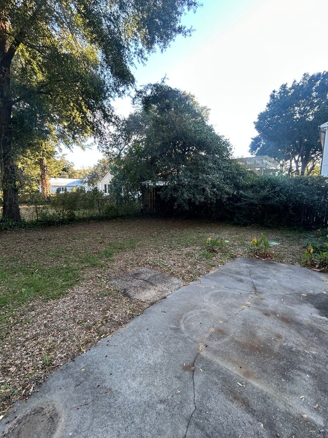 Building Photo - 661 Adluh St