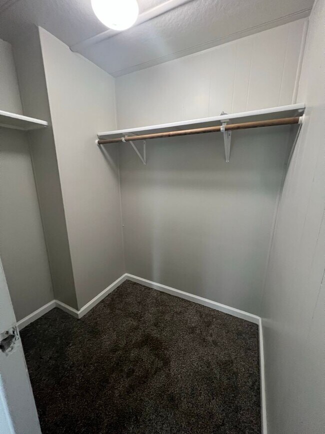 Building Photo - 2 bedroom 1 bathroom with  bonus room located in the Avenues