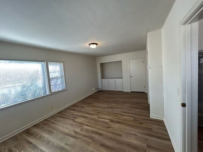 Building Photo - CM251L