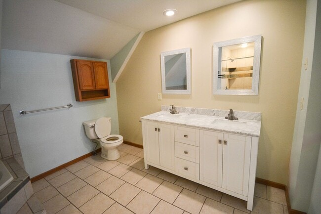 Building Photo - Beautifully updated home in prime downtown location!