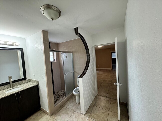 Building Photo - 2091 Oleander Dr