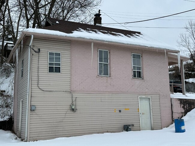 Building Photo - 210 E 7th St