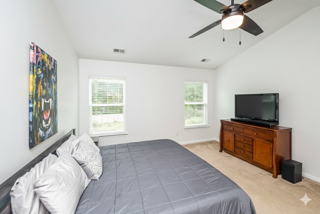 Building Photo - 2808 Ortega Dr
