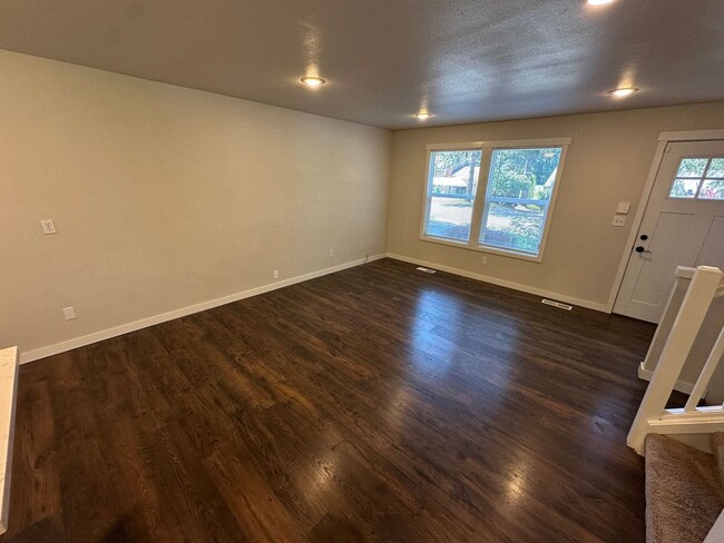 Building Photo - Charming 3 bedroom home in desirable Puyallup