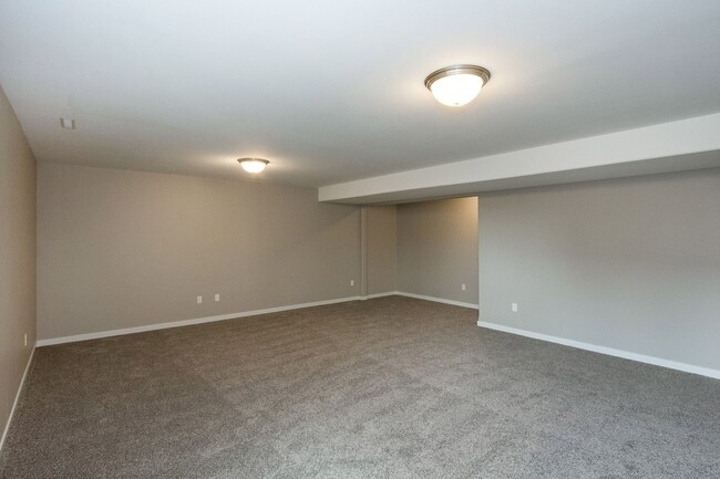 Building Photo - 4 bed/3 bath home East Side IC Easy Commut...