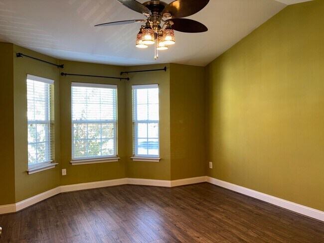 Building Photo - 2 Bedroom, 2.5 Bathroom Townhouse in Green...