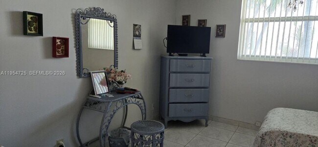 Building Photo - 1913 S Ocean Dr